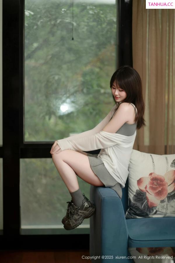   [XiuRen]高清写真图 2025.10.10 No.10845 炎恬kitty 浅色短裙第12张图片